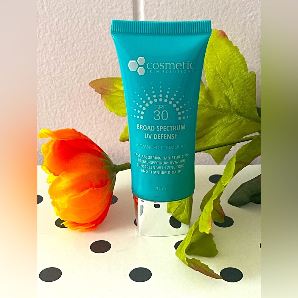 COSMETIC SKIN SOLUTIONS SPF 30
BROAD SPECTRUM
UV DEFENSE
ADVANCED FORMULA +